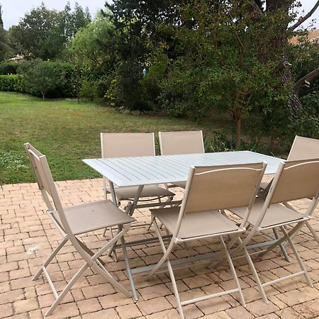 Gite En Provence Dans Grand Jardin Avec Piscine Partagee Cornillon-Confoux Exterior photo