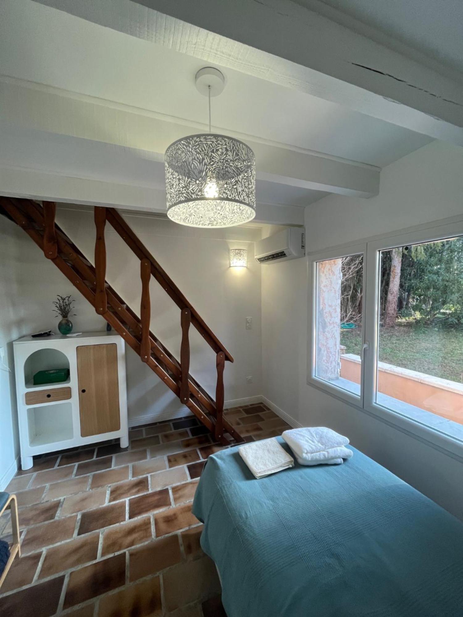 Gite En Provence Dans Grand Jardin Avec Piscine Partagee Cornillon-Confoux Exterior photo